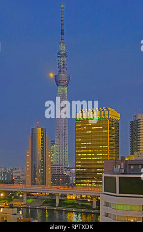 Tokyo Tower mit Mond Stockfoto