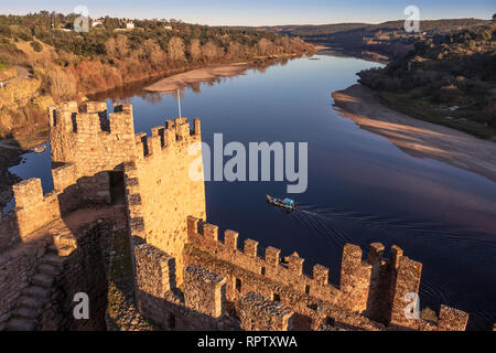 Almourol, Portugal - Januar 12, 2019: Blick über die Burgmauer von Almourol mit den Tejo im Hintergrund, mit dem Boot die Leute, die zum Th Stockfoto