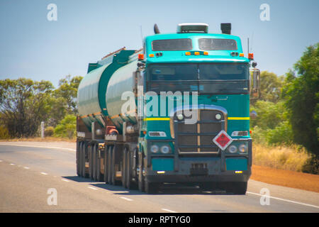 Long Road Train im australischen Outback mit Anhänger, Kraftstoff, Gas Station Stockfoto