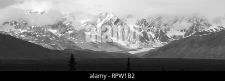 Schwarze und Weiße Gebirge über den Denali Highway in Alaska Stockfoto