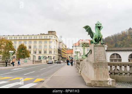 Ljubljana, Nov 3: Der Drachen Statue von Dragon Bridge (Zmajski most) am Nov 3, 2018 in Slowenien Stockfoto