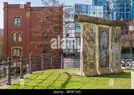 Berlin, Deutschland - 14. Februar 2019: spree-bogen an der Spree mit dem Bau des Ernst-Freibergerfoundation und ein Teil der Berliner Mauer. Stockfoto