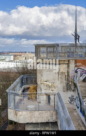 Teilweise G-Turm von Flak towers Humboldthain, oben abgerissen - Masse, anti-aircraft gun Blockhaus Türme von Nazi-deutschland in Berlin gebaut Stockfoto