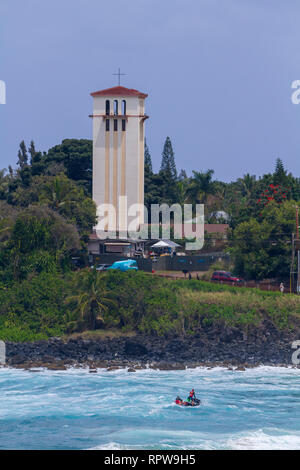 Waimea Bay und Turm Stockfoto