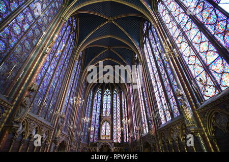 Die Sainte-Chapelle ist eine königliche Kapelle im gotischen Stil, in den mittelalterlichen Palais de la Cite, Paris, Frankreich. Stockfoto