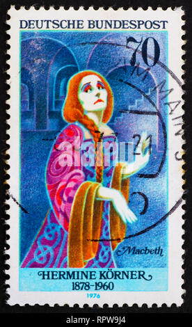 Deutschland - ca. 1976: einen Stempel in Deutschland bedruckt zeigt Hermine Korner als Lady Macbeth, deutsche Schauspielerin, ca. 1976 Stockfoto