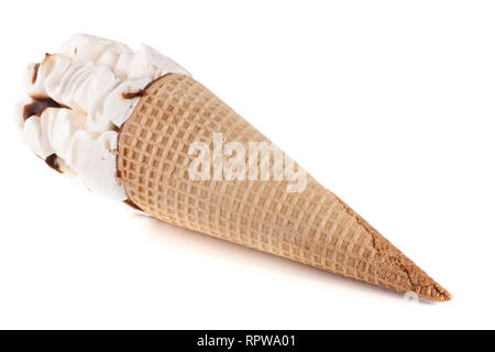 Eis mit Karamell auf weißem Hintergrund Stockfoto