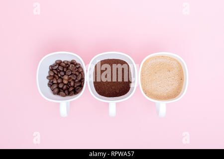 Drei Tassen Kaffee unterschied Phasen der Vorbereitung oder die Herstellung von Kaffee trinken auf rosa Hintergrund, kopieren. Ansicht von oben. Stockfoto