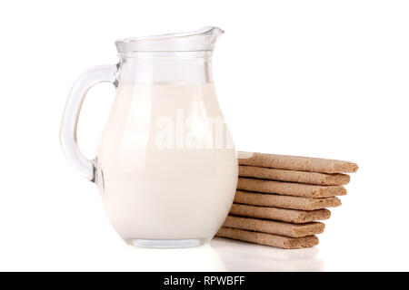 Krug Milch mit Korn knäckebrote auf weißem Hintergrund Stockfoto