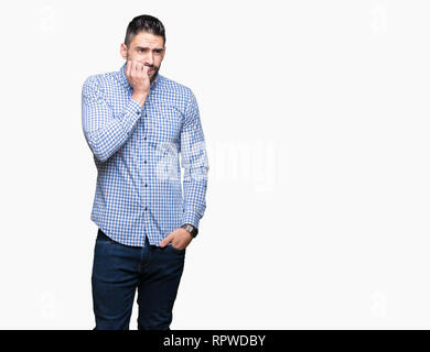 Jungen gutaussehenden Mann über isolierte Hintergrund gestresst und nervös mit den Händen auf den Mund Beißen Nägel. Angst problem. Stockfoto