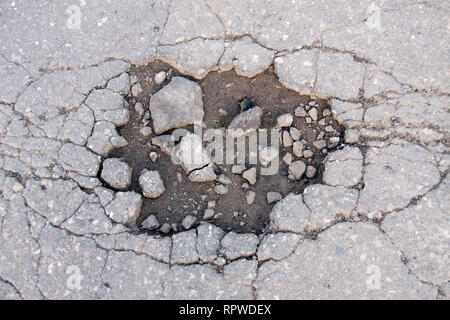 Große Grube mit Steinen auf dem Asphalt Autobahn Stockfoto