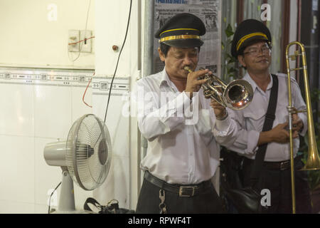 Begräbnis Band spielt in Ho Chi Minh, Vietnam Stockfoto