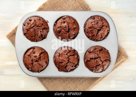 Ein Foto von Chocolate Chip Muffins in einer törtchenform, Schuß von oben auf einen hellen Hintergrund Stockfoto