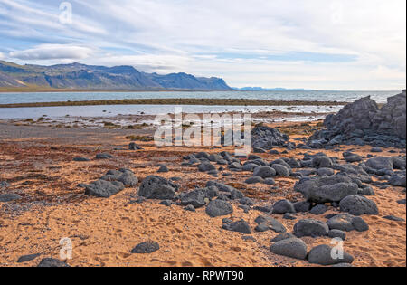 Panorama der Berge, Sand und vulkanischem Gestein in der Nähe von Budir, Island Stockfoto