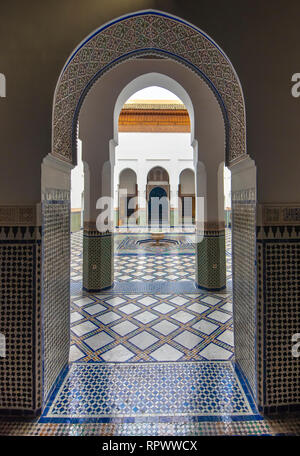 Im Inneren des Dar Si Said - Museum für marokkanische Kunst, Kunsthandwerk, Teppiche und Webereien in der Medina von Marrakesch, Marokko. Die nationalen Teppich Museum Stockfoto