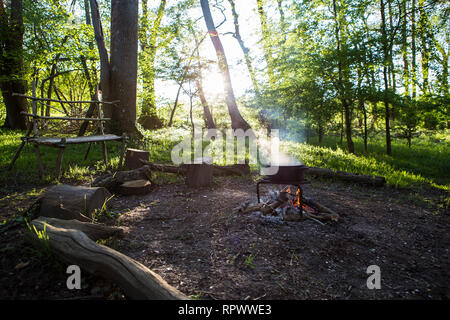 Kochen über einem Lagerfeuer in einem Waldgebiet in Kent, Großbritannien Stockfoto