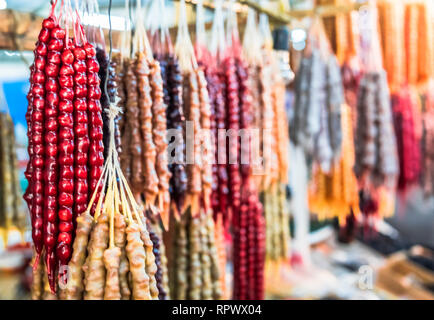 Blick auf georgischen Nationalen hausgemachtes Schmankerl namens churchkhela aus Traubensaft, Nüssen und Honig auf dem Markt in Tiflis, Georgien verkauft Stockfoto