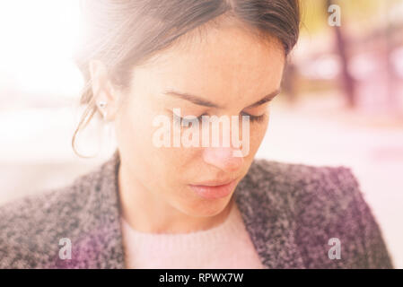 Close-up Portrait von nachdenkliche junge Frau nach unten schauen. Stockfoto