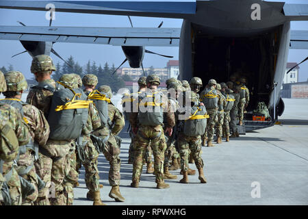 Us-Armee Fallschirmjäger auf die 173Rd Airborne Brigade zugeordnet, bereiten Sie ein US Air Force C-130 Hercules an Bord von der 86th Air Wing an Aviano Air Base, in der Vorbereitung für Airborne Operations auf Julia Drop Zone, Pordenone, Italien Feb 21, 2019. Die 173Rd Airborne Brigade ist der US-Armee Contingency Response Force in Europa, die in der Projektion bereit Kräfte überall in den USA in Europa, Afrika oder Verantwortungsbereich Zentrale Befehle". (U.S. Armee Foto von Paolo Bovo) Stockfoto