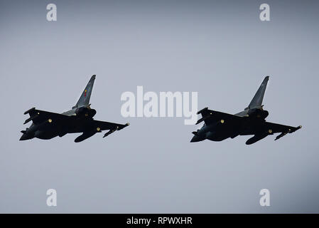 Royal Air Force Typhoon Kämpfer verhalten ein Flypast über endcliffe Park während der Mi Amigo 75. Jahrestag flypast Veranstaltung Feb.22, 2019 in Sheffield, England. Tausende von britischen Bewohner in den Park kam die Erinnerung an die 10 gefallenen US-Flieger, die starb, als ihren Krieg - verkrüppelten B-17 Flying Fortress crash gelandet zu vermeiden, töten Residence und in der Nähe von Kinder zu Ehren. (U.S. Air Force Foto/Tech. Sgt. Matthäus Plew) Stockfoto