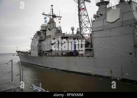 190222-N-ZJ 713-007 Norfolk, Virginia (Feb. 22, 2019) Die geführte-missile Cruiser USS San Jacinto (CG56) zieht in Naval Station Norfolk. USS San Jacinto ist ein ticonderoga-Klasse geführte-missile Cruiser und ist ein Teil von Carrier Strike Group (CSG) 10, auch als USS Dwight D. Eisenhower Carrier Strike Group bekannt. (U.S. Marine Foto von Mass Communication Specialist 3. Klasse Jake Stanley) Stockfoto