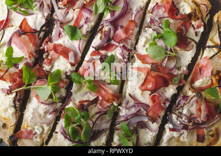 Hausgemachte einfaches Essen mit Schinken, frischen Kräutern und roten Zwiebeln Stockfoto