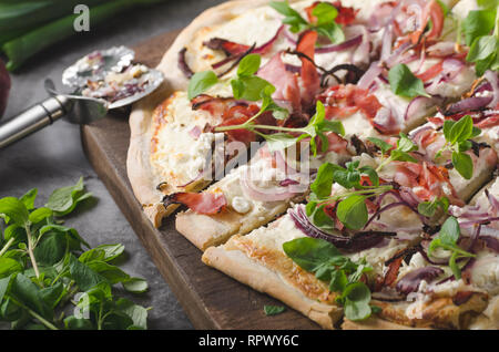 Hausgemachte einfaches Essen mit Schinken, frischen Kräutern und roten Zwiebeln Stockfoto