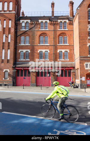 Die alte rot-Bricked Southwark Fire Station (ehemaliger Sitz der Londoner Feuerwehr) auf die Southwark Bridge Road, London, UK Stockfoto