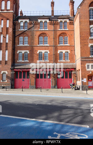 Die alte rot-Bricked Southwark Fire Station (ehemaliger Sitz der Londoner Feuerwehr) auf die Southwark Bridge Road, London, UK Stockfoto