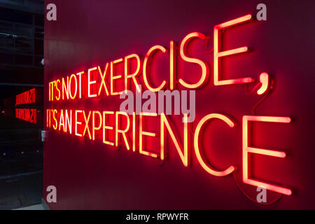 Eintrittsschilder im Virgin Active Gym, Old Court Place, Kensington, London, W8, Großbritannien Stockfoto