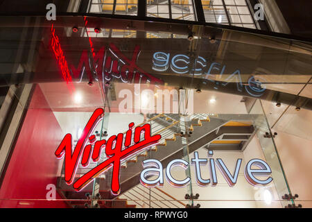 Eingang signage am Virgin Active Gym, Old Court Street, London, W8, UK Stockfoto