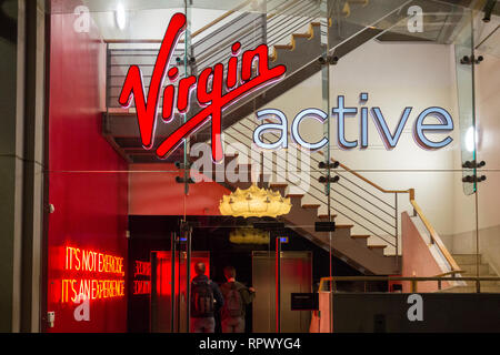 Eingang signage am Virgin Active Gym, Old Court Street, London, W8, UK Stockfoto