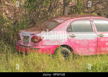 Ein altes verlassenes Auto im Wald. Stockfoto