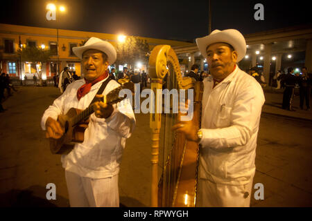 Mariachi Musiker spielen mexikanische Musik an der Piazza Garibaldi in Mexiko Stadt. Dies ist ein Ort, wo die Einheimischen kommen zu feiern und Mitfühlen mit Musik. Stockfoto