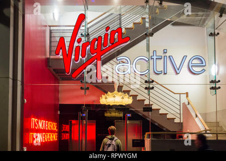 Eintrittsschilder im Virgin Active Gym, Old Court Place, Kensington, London, W8, Großbritannien Stockfoto