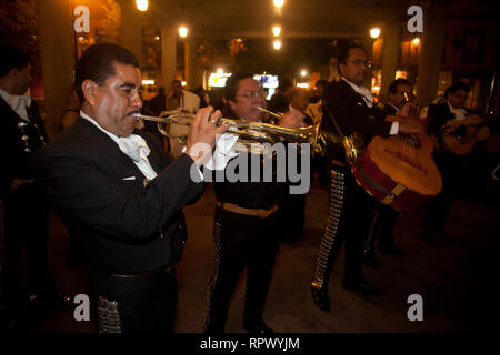 Mariachi Musiker spielen mexikanische Musik an der Piazza Garibaldi in Mexiko Stadt. Dies ist ein Ort, wo die Einheimischen kommen zu feiern und Mitfühlen mit Musik. Stockfoto