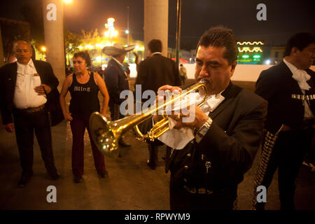 Mariachi Musiker spielen mexikanische Musik an der Piazza Garibaldi in Mexiko Stadt. Dies ist ein Ort, wo die Einheimischen kommen zu feiern und Mitfühlen mit Musik. Stockfoto