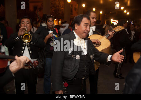 Mariachi Musiker spielen mexikanische Musik an der Piazza Garibaldi in Mexiko Stadt. Dies ist ein Ort, wo die Einheimischen kommen zu feiern und Mitfühlen mit Musik. Stockfoto