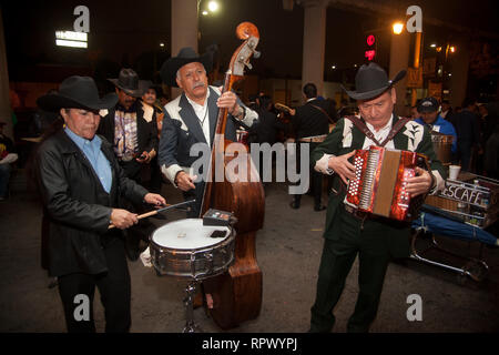 Mariachi Musiker spielen mexikanische Musik an der Piazza Garibaldi in Mexiko Stadt. Dies ist ein Ort, wo die Einheimischen kommen zu feiern und Mitfühlen mit Musik. Stockfoto