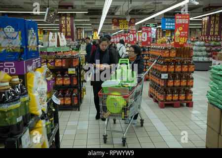 Verbraucher Einkauf in einem Supermarkt Carrefour in Peking, China. 23-Feb-2019 Stockfoto