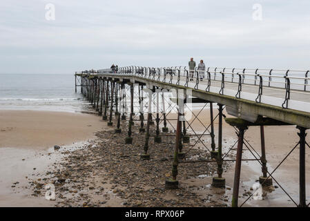 Die Menschen genießen einen entlang der historischen Spaziergang am Pier der Saltburn-by-the-Sea, North Yorkshire, England. Stockfoto