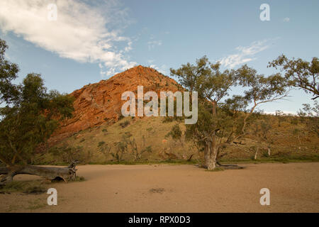 Simpsons Gap (Arrernte: Rungutjirpa) ist eine der Lücken in der West MacDonnell Ranges in Australien Northern Territory. westlich von Alice Springs. Stockfoto