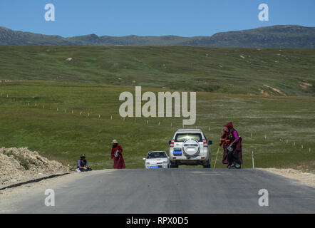 Sichuan, China - 18. August 2016. Bergstraße in Kham Tibet, Sichuan, China. Kham ist einer der 3 wichtigsten traditionellen Regionen Tibets, zusammen mit U-Tsa Stockfoto