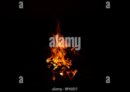 Feuer Flamme auf schwarzem Hintergrund Stockfoto