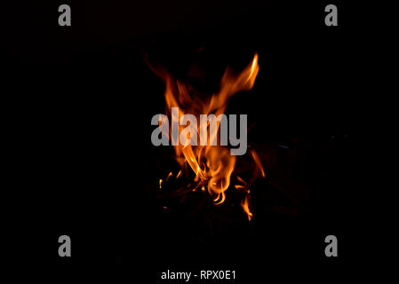 Feuer Flamme auf schwarzem Hintergrund Stockfoto