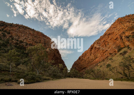 Simpsons Gap (Arrernte: Rungutjirpa) ist eine der Lücken in der West MacDonnell Ranges in Australien Northern Territory. westlich von Alice Springs. Stockfoto