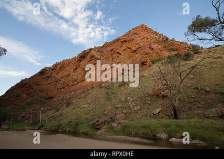 Simpsons Gap (Arrernte: Rungutjirpa) ist eine der Lücken in der West MacDonnell Ranges in Australien Northern Territory. westlich von Alice Springs. Stockfoto