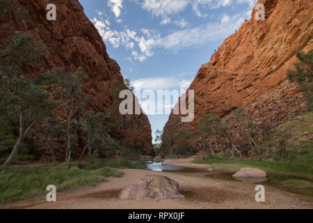 Simpsons Gap (Arrernte: Rungutjirpa) ist eine der Lücken in der West MacDonnell Ranges in Australien Northern Territory. westlich von Alice Springs. Stockfoto