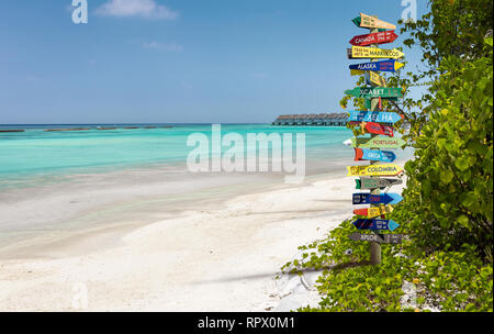 Lustig andere Welt Richtungen Wegweiser mit Abstand zu vielen verschiedenen Ländern Stockfoto