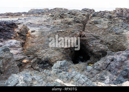 Kiama Blowhole, NSW, Australien. Natürliche Loch in der Erde in der Nähe von Meer, durch das Meer Wasser gelegentlich platzt. Stockfoto